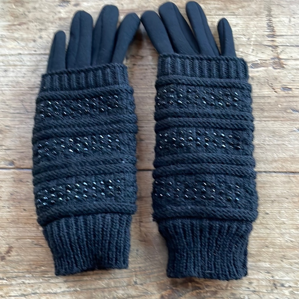 Women’s black gloves.